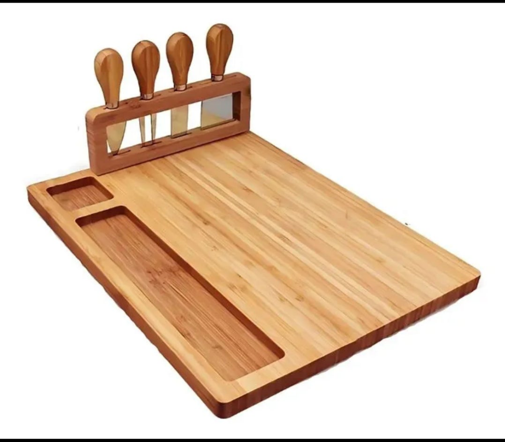 Tabla de madera para picoteo con 4 cuchillos