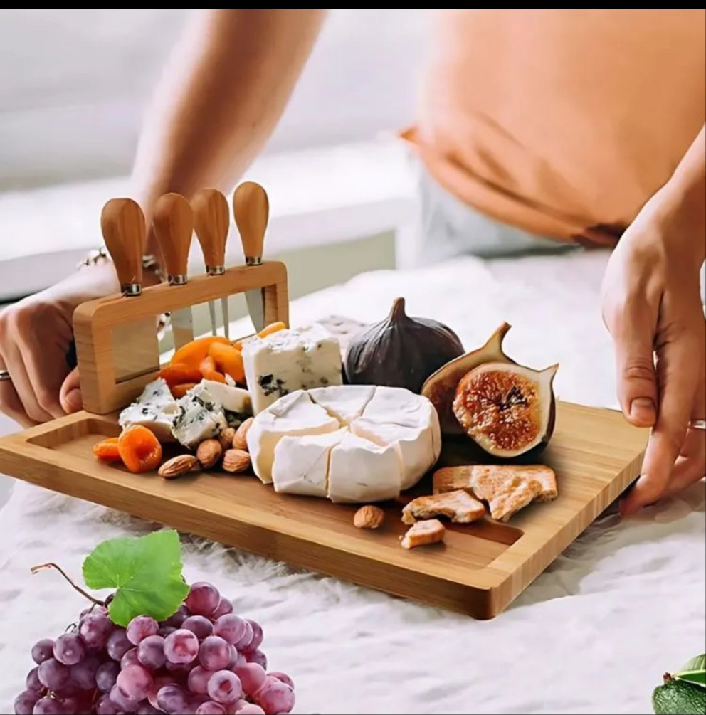 Tabla de madera para picoteo con 4 cuchillos